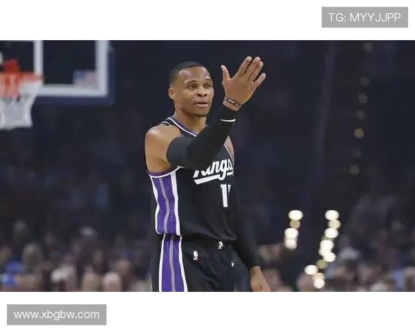 布克称赞吉莱斯皮影响力显著威少防守表现出色训练刻苦