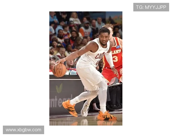 米切尔半场表现亮眼12投7中斩获17分6篮板2助攻且零失误正负值高达19